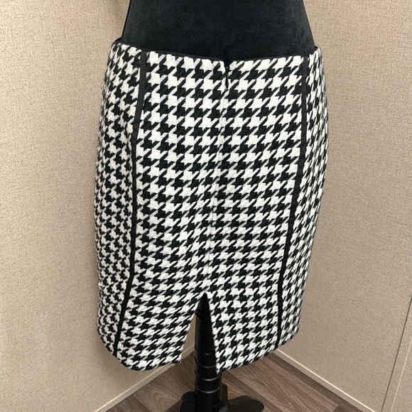 White HouseBlack Market skirt - Picture 3 of 4